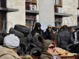 Сотни активистов дежурят у здания ОГА в Донецке в ожидании штурма